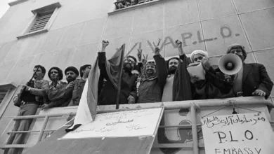 صورة أرشيفية للزعيم الفلسطيني ياسر عرفات داخل مقر السفارة الفلسطينية في طهران بعد الإطاحة بحكم الشاه عام 1979