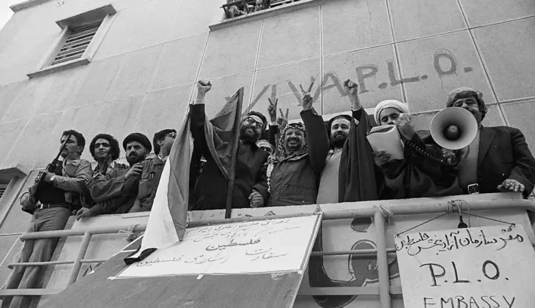 صورة أرشيفية للزعيم الفلسطيني ياسر عرفات داخل مقر السفارة الفلسطينية في طهران بعد الإطاحة بحكم الشاه عام 1979